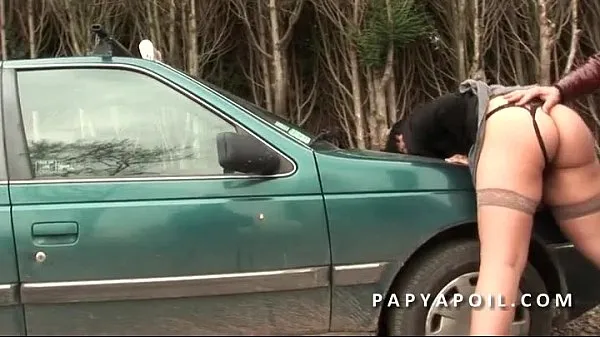 Čerstvá Grandpa fucks a fat slut with a friend who sodomizes her on the car horná trubica