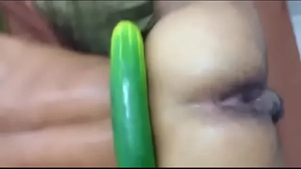 Färskt giant cucumber in boyfriend's ass topprör