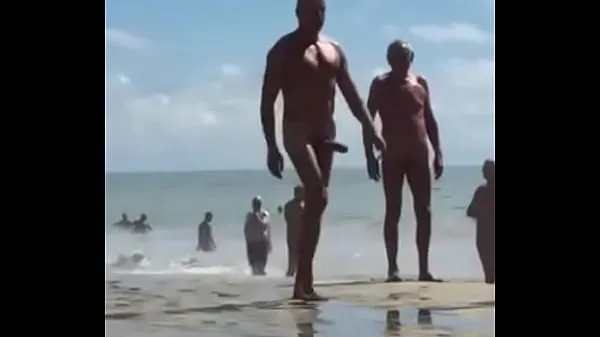 Färskt Coroa com o pau enorme caminhando na praia topprör