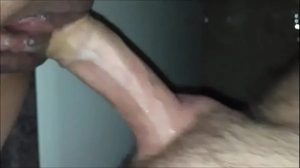 Nuovo Squirter con la figa rasata si scopa un estraneo tubo superiore