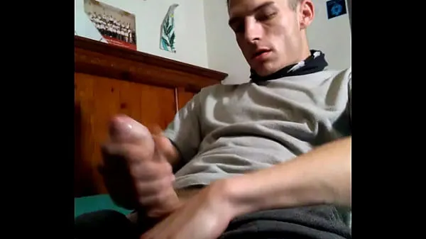 Frisse Friend filmed twink jerking cock bovenbuis