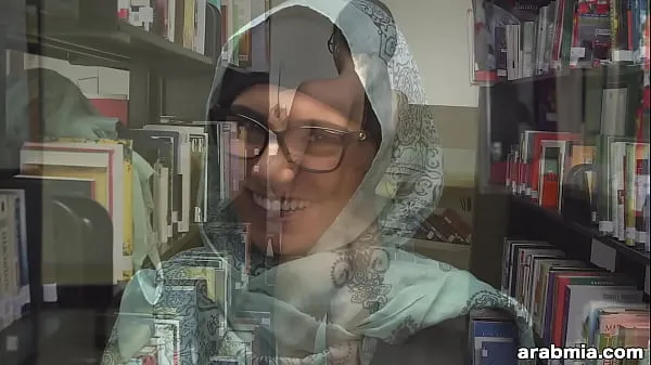 Novo A fofa e excêntrica Mia Khalifa está em uma biblioteca brincando consigo me tubo superior