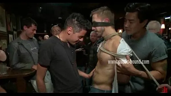 新鲜Tied up and blindfolded gay slave gets to suck strangers cock while in a bar顶部管