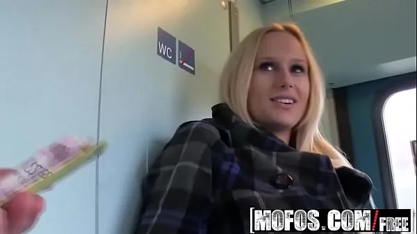 Nouveau Mofos - Pick Up Public - Baise dans la toilette du train avec Angel Wickytop Tube