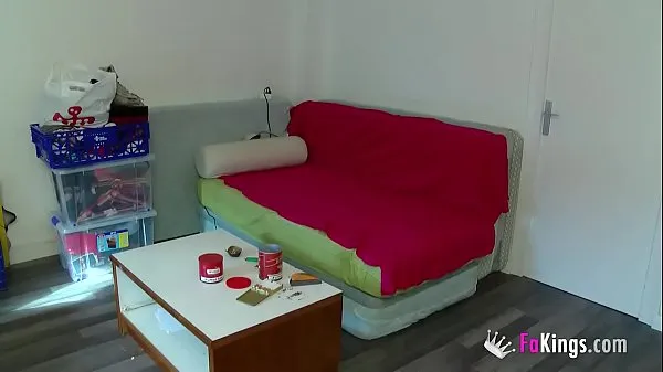 Novo Uma jovem procura um colega de apartamento com uma condição: ela pode transar com ele a qualquer momento tubo superior