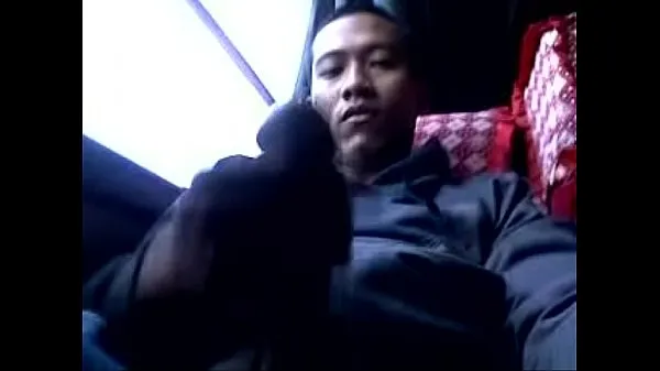 Novo gay indonesian jerking outdoor on bus tubo superior