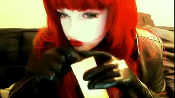 Frisk goth redhead smoking toprør
