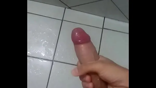 新鲜Teenager jacking off in the bathroom顶部管