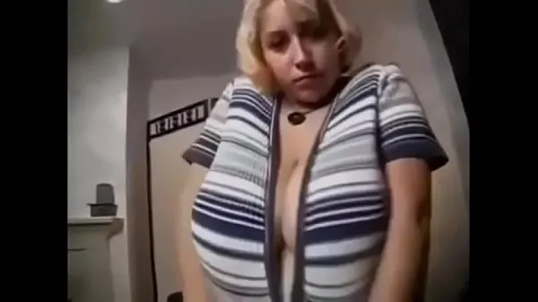 Frisse Busty amateur jiggling and oiling her tits :P bovenbuis