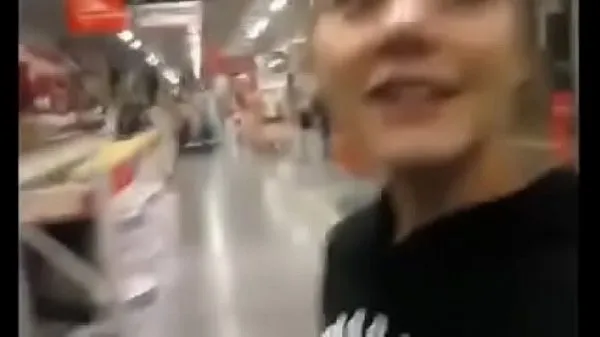 Frisse Horny teen gilrfriend sucking in a public store bovenbuis