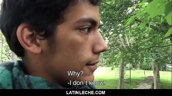 Tubo superior LatinLeche - Lindo chico latino recibe un creampie en el culo por un semental colgado fresco