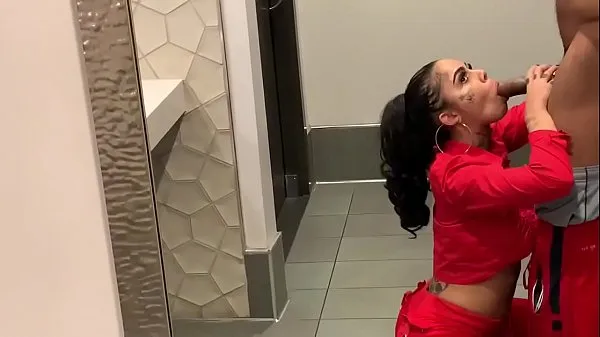 Genevieve Sinn Sucks Sevyan Harden’s BBC in Public Bathroom Tiub teratas segar