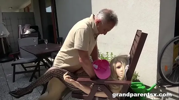 Fersk Senile Grandpa Creampies a Sex Doll topp tube