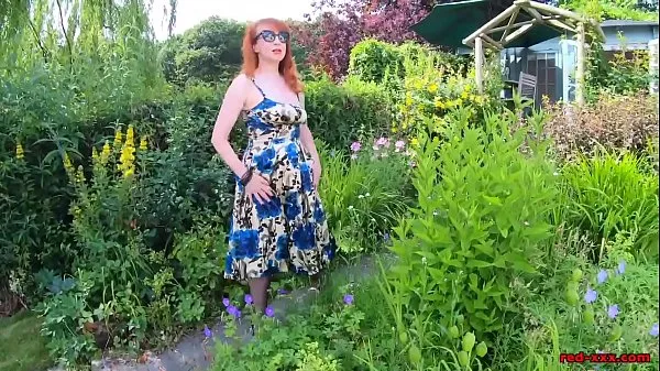 Nouveau Busty babe Red XXX se doigte dans le jardintop Tube