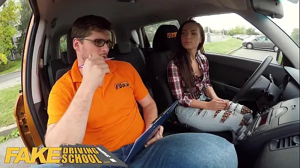 Nuovo Fake Driving School Kristy Black, una studentessa sexy, scopa alla pecorina tubo superiore