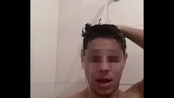 Čerstvá My friend takes a shower and sends me this video horná trubica