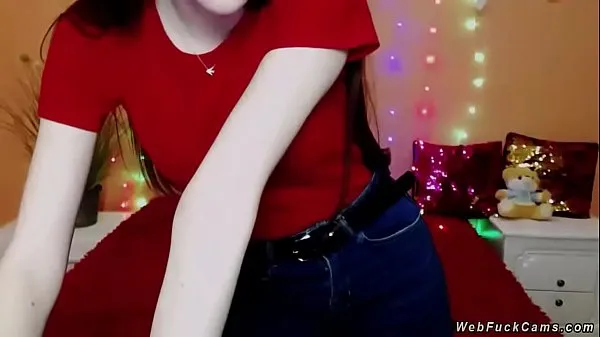 Frisches Solo blasse Brünette Amateur Babe in rotem T-Shirt und Jeanshose zieht ihr Oberteil und blinkende Brüste im BH aus und zieht sich dann in der Webcam-Show wieder anTop-Tube