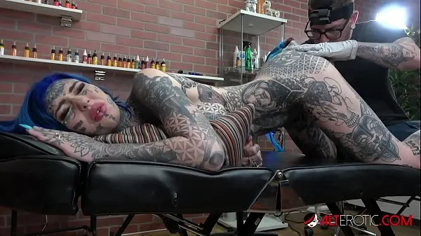 Свежий Amber Luke делает татуировку в очко и хорошо трахается верхний тюб