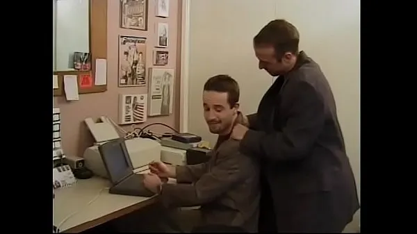 Čerstvá Dean Maxwell is not able to deliver working materials on time to his broad-shouldered boss Cole Reece with hairy chest and he proposed to stimulate activity sucking his dong horní trubka