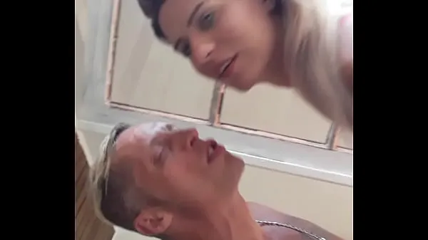 Frisches Vagninho und Katharine Madrid, als sie sich hinter der Bühne treffen, kommt es vor, dass diese Blondine geil gebräunt und tätowiert geil istTop-Tube