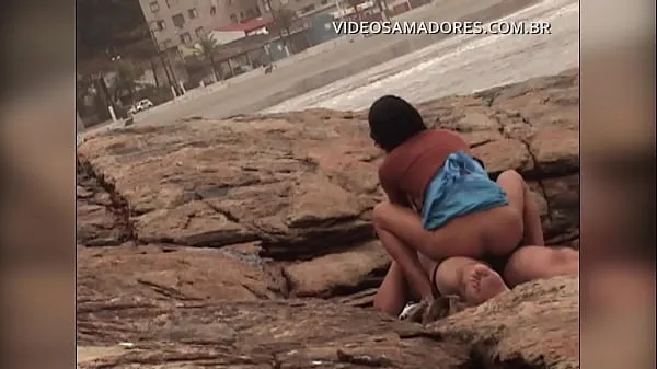 Busted video shows man fucking mulatto girl on urbanized beach of Brazil أنبوب علوي جديد