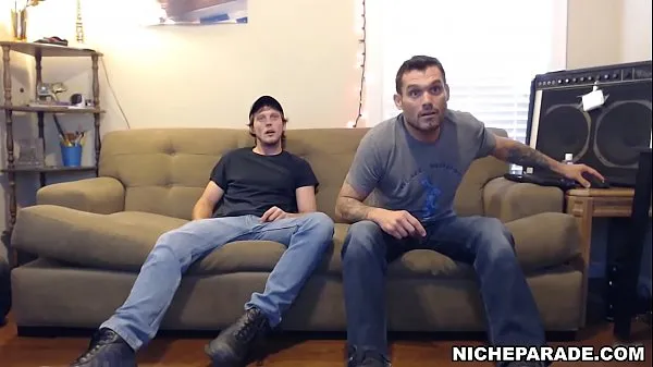 NICHE PARADE - Straight Men Off On Couch (Hidden Cam أنبوب علوي جديد