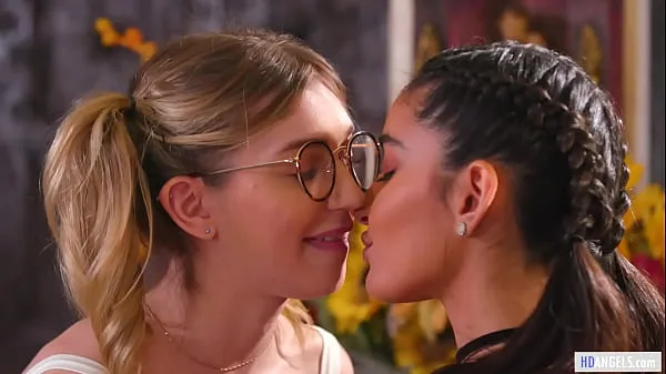 Nuovo I giovani amici lesbici confessano i sentimenti - Emily Willis, Mackenzie Moss tubo superiore