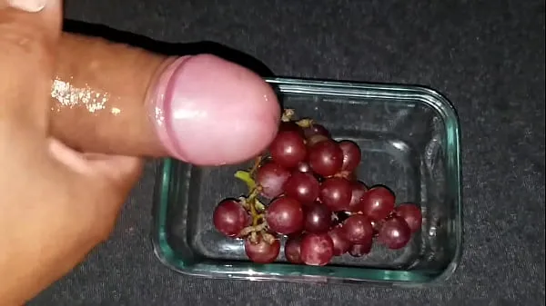 Tubo superior Unloading my fresh Cum over my juicy grapes. Delicious summer snack fresco