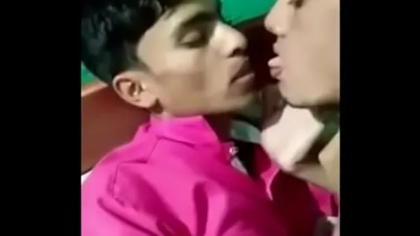 新鲜Gay Indians Kissing Each Other顶部管