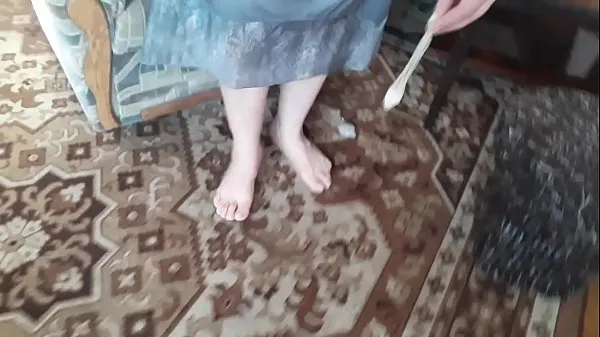 Frisk Stepmom found used condoms stepson. Foot Fetish cum toprør