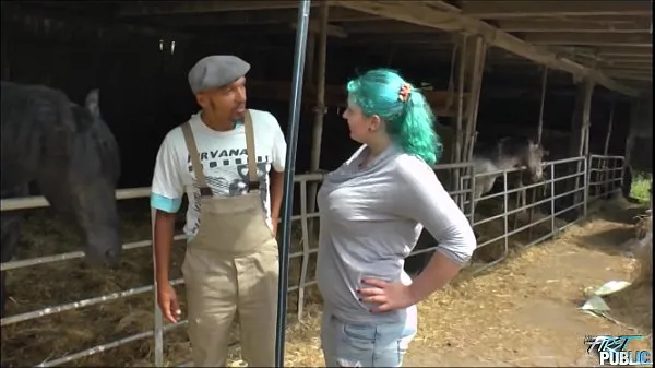 Nouveau Une fille aux gros seins voulait monter à cheval et enfin monter une bitetop Tube