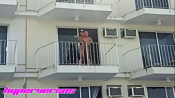 新鲜Hot couple starts to fuck on the balcony of the hotel in Acapulco, the waitress notices it and doesn't say anything to them顶部管