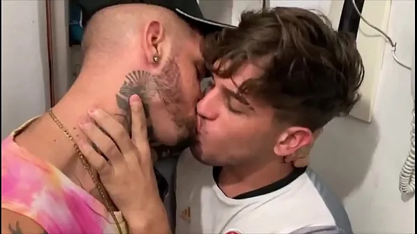 Nouveau FLAKAEL KISSING YUMMY SON AMI TATOUÉ ET PLUS, SON AMI A ÉTÉ RETIRÉ DE SURPRISE ET REMPORTE LE SOUFFLE DANS LA RÉSERVEtop Tube