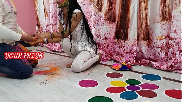 Tubo superior Holi especial: Indian Priya se divirtió mucho con su hermanastro en Holi fresco