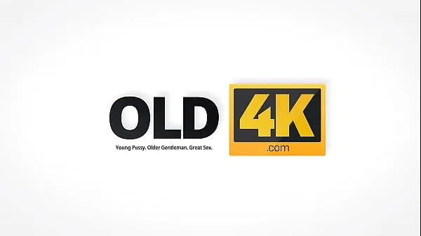 Nuovo OLD4K. Il nuovo giorno inizia per la bionda e il marito maturo con del sesso bollente tubo superiore