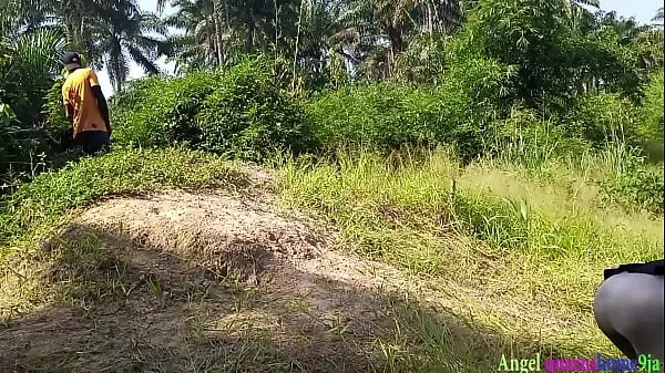 新品の忙碌的獵人 Okoro 在公共場合抓到了一個漂亮的當地非洲黑人和陰道女農場主，他幾乎用他的大公雞完成了她，而丈夫兄弟躲起來並用他隱藏的相機捕捉它們。完整的紅色視頻トップチューブ