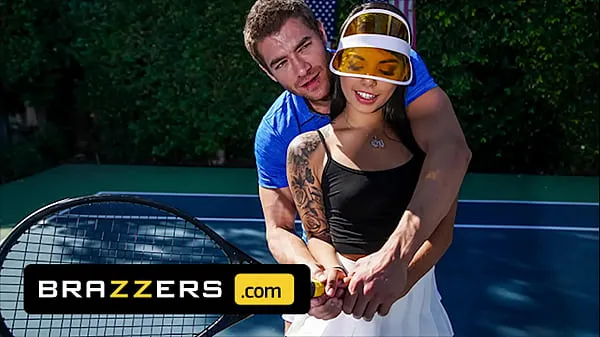 Čerstvá Xander Corvus) Massages (Gina Valentinas) Foot To Ease Her Pain They End Up Fucking - Brazzers horní trubka