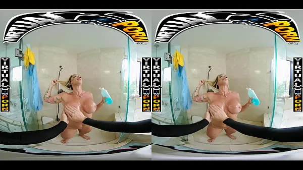Friss Busty Blonde MILF Robbin Banx Seduces Step Son In Shower felső cső