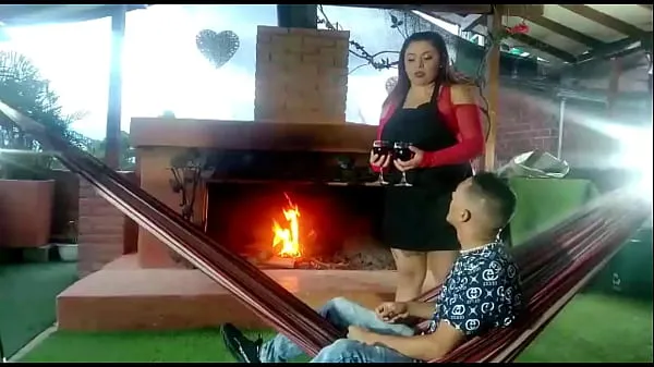 新鲜當我的妻子喝完一杯酒後沒有來餐廳的浪漫晚餐時，頑皮的女服務員無限制地給了我她的陰戶顶部管
