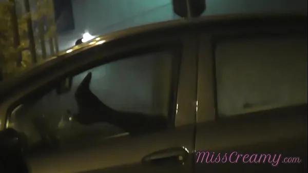 Nouveau Baiser avec un inconnu dans la voiture pendant que mon mari cocu enregistre la vidéo et que de nombreux voyeurs nous regardenttop Tube