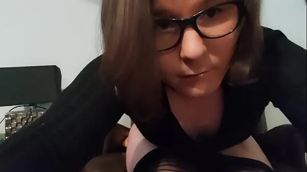 新鲜青少年变性人 Anallisa 毫不留情地给自己一个深喉，并在网络摄像头前独奏她的喉咙 - 这个年轻的人妖喜欢在她的屁股猫中用她的假阳具玩肛门，并在她的卧室自慰时尖叫顶部管