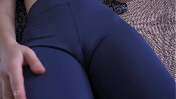 Nuovo Ragazza amatoriale in leggings che prende in giro il suo grosso dito di cammello tubo superiore