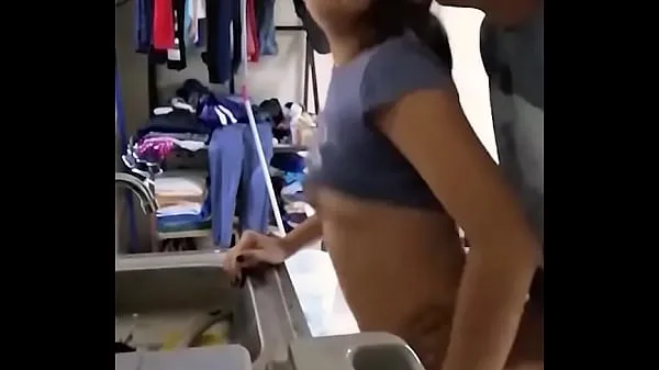 Tubo superior Chica linda mexicana amateur es cogida mientras lava la vajilla fresco