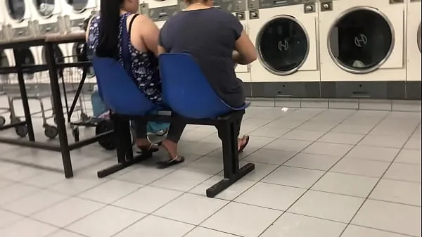 Fersk 2 HIspanic Ladies In Flannel Skirts Candid SHOEplay In Laundromat Pt.1 topp tube