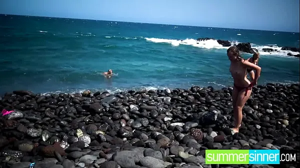 Nouveau Une jolie brune et une bombasse blonde excitée se font pomper le hardcore lors d'une soirée échangistetop Tube
