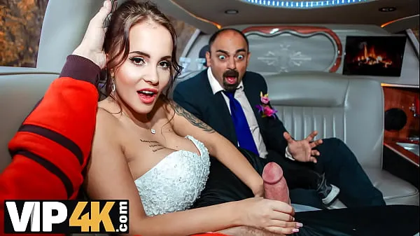 Friss VIP4K. Random passerby scores luxurious bride in the wedding limo felső cső