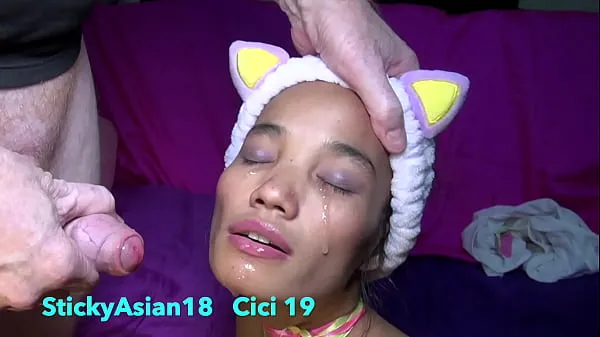 Свежий Миниатюрная Cici StickyAsian18 хочет посмотреть телевизор, но вместо этого получает член в рот верхний тюб