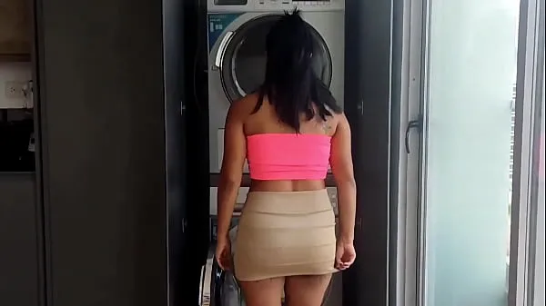 Nouveau La belle-mère latina reste coincée dans la machine à laver et son beau-fils la baisetop Tube