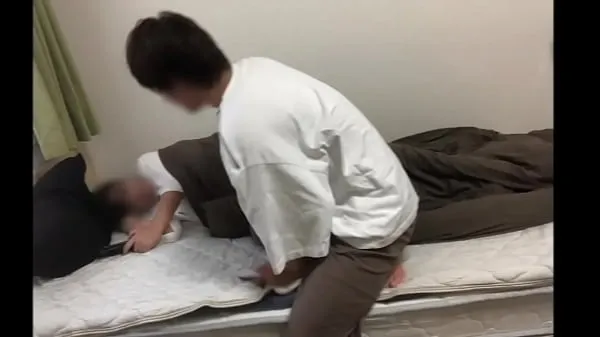 新鲜与她在假日约会后，在床上沉睡聊天时发生性关系顶部管