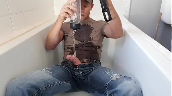 Čerstvá Pissing in a penis pump horná trubica